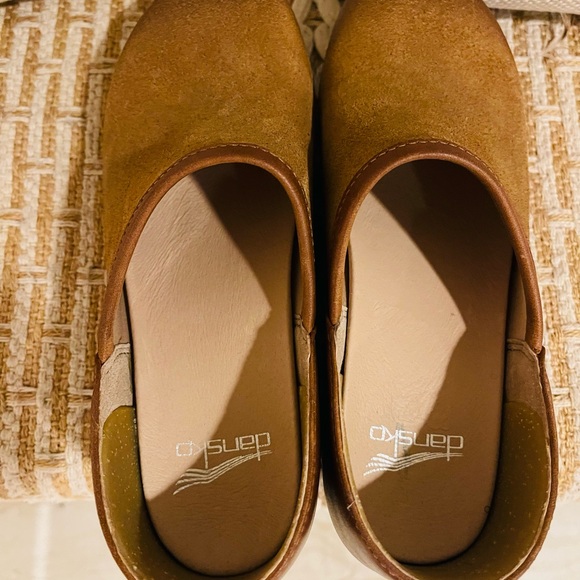 Women’s NWOB Dansko Brenna Slip-On Tan Burnished Suede Clogs Size EU 37 US 6.5-7 - Picture 6 of 13